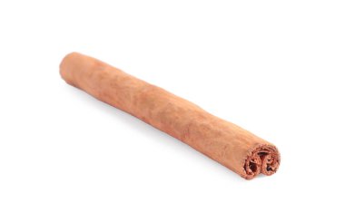 Kuru aromatik tarçın çubuğu beyaza izole edilmiş.