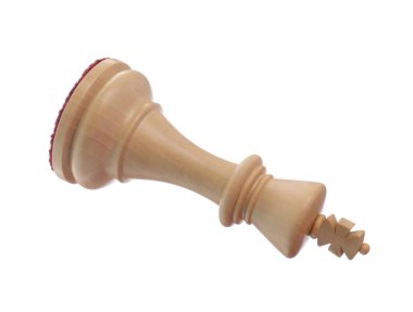 Beyaz üzerine izole edilmiş bir tahta satranç kralı.