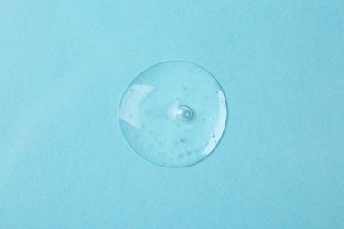 Açık mavi arkaplanda kozmetik serumu örneği, üst görünüm