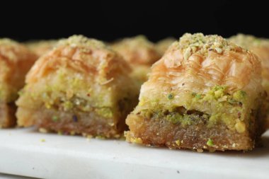 Beyaz masada doğranmış fındıklı enfes taze baklava, yakın plan. Doğu tatlıları