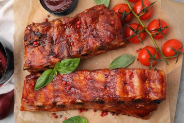 Soslu, fesleğenli ve domatesli domuz pirzolası.