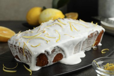 Lezzetli limonlu pasta, turunçgil meyvesi ve lezzet masada, yakın plan.