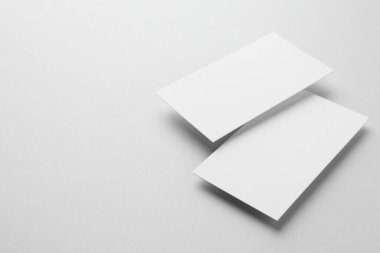 Açık gri arka planda boş kartvizitler. Tasarım için model