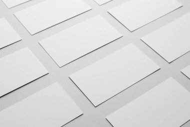 Açık gri arka planda boş kartvizitler, yakın plan. Tasarım için model