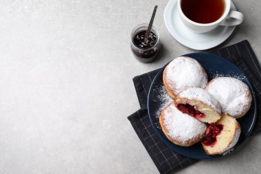 Reçelli lezzetli çörekler ve gri masada bir fincan çay. Metin için boşluk