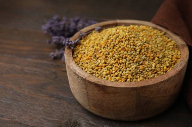 Kasede taze polen taneleri ve ahşap masada lavanta, yakın plan. Metin için boşluk