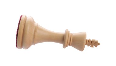 Beyaz üzerine izole edilmiş bir tahta satranç kralı.