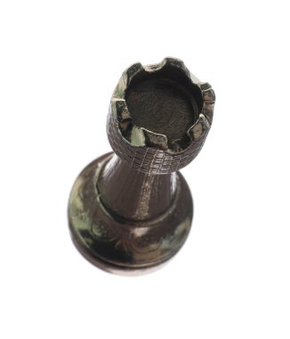 Bir altın satranç kalesi beyaza izole edilmiş.