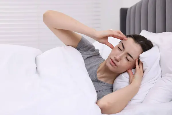 Θλιβερή Γυναίκα Που Υποφέρει Από Πονοκέφαλο Στο Κρεβάτι Εσωτερικούς Χώρους — Φωτογραφία Αρχείου