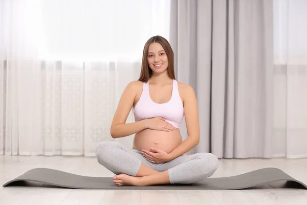 Gravid Kvinna Som Sitter Yogamattan Hemma — Stockfoto