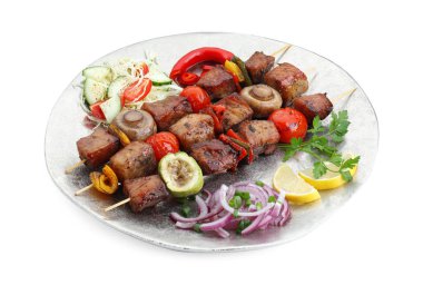 Sebzeli şiş kebap tabağı beyaz üzerine izole edilmiş.