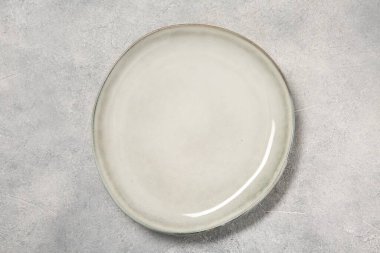 Işık masasında bir seramik tabak, üst manzara.