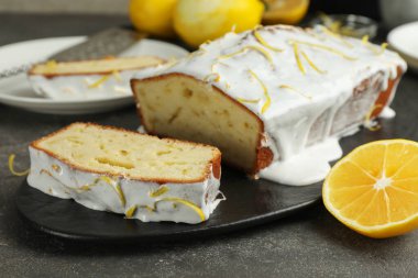 Lezzetli limonlu kek ve portakal suyu, yakın plan.