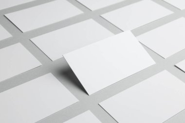 Açık gri arka planda boş kartvizitler, yakın plan. Tasarım için model