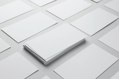 Açık gri arka planda boş kartvizitler, yakın plan. Tasarım için model
