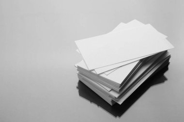 Ayna yüzeyinde boş kartvizitler. Tasarım için model