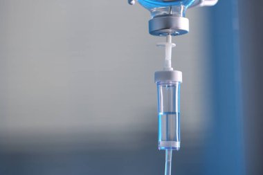 Bulanık arkaplan üzerinde IV damlası, metin için boşluk