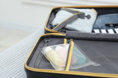 Kozmetik seyahat seti plastik torba valiz içinde kapalı bir odada, mesaj için yer. Banyo aksesuarları