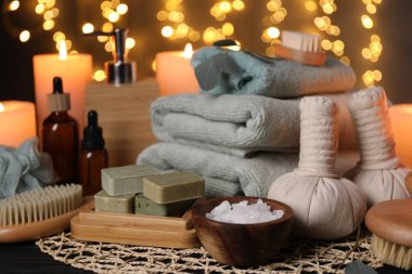Bulanık ışıklara karşı farklı spa ürünleriyle güzel bir kompozisyon