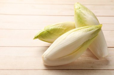 Ahşap masada çiğ hindiba, yakın plan. Metin için boşluk