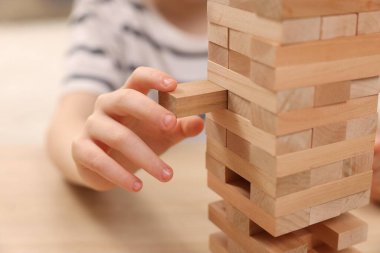 Çocuk evde Jenga oynuyor, yakın plan.