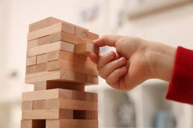 Küçük çocuk evde Jenga oynuyor, yakın plan.