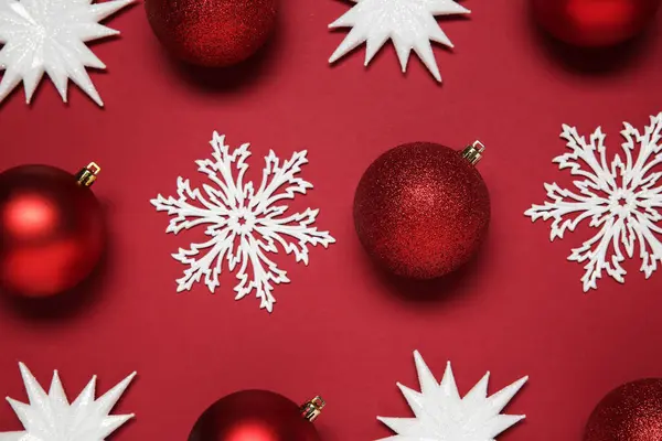 Palle Natale Fiocchi Neve Decorativi Sfondo Rosso Posa Piatta Foto Stock Royalty Free