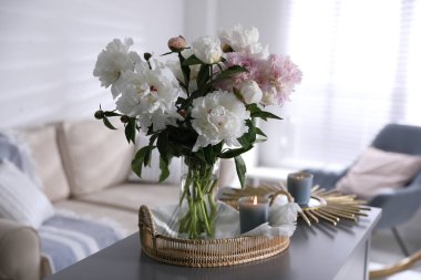 İçerideki masada bir buket güzel şakayık çiçeği.