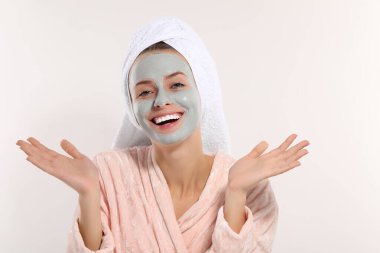 Beyaz arka planda yüz maskesi olan kadın, mesaj için yer var. Spa tedavileri