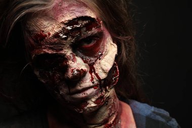 Karanlık arka planda korkunç bir zombi, yakın plan. Cadılar Bayramı canavarı