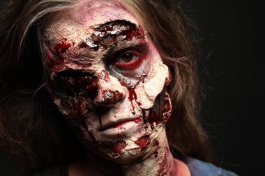 Karanlık arka planda korkunç bir zombi, yakın plan. Cadılar Bayramı canavarı