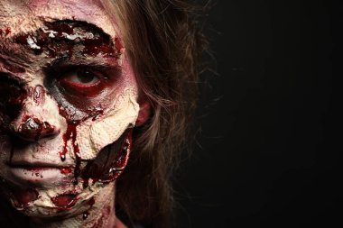Karanlık arka planda korkunç bir zombi, mesaj için yeri olan bir yer. Cadılar Bayramı canavarı