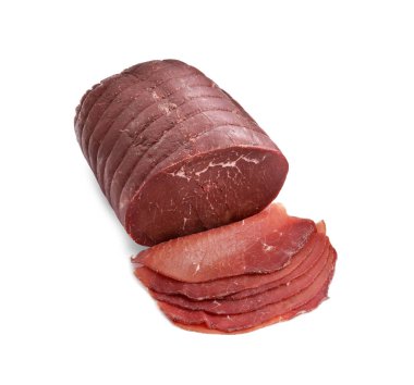 Lezzetli kuru bresaola, beyazın üzerinde izole edilmiş.