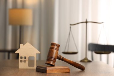 Hukuk kavramı. Gavel ve evin şekli ahşap masanın üzerinde.