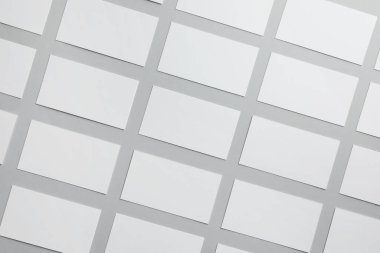 Açık gri arka planda boş kartvizitler, düz yatış. Tasarım için model