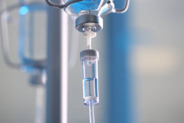 Bulanık ışık arkaplanına karşı serum damlası