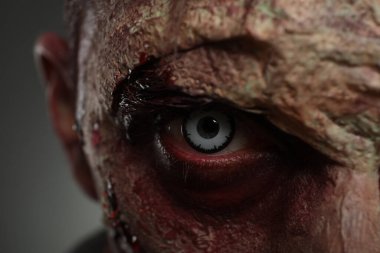 Korkunç zombiye yakından bak. Cadılar Bayramı canavarı