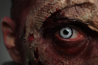 Korkunç zombiye yakından bak. Cadılar Bayramı canavarı