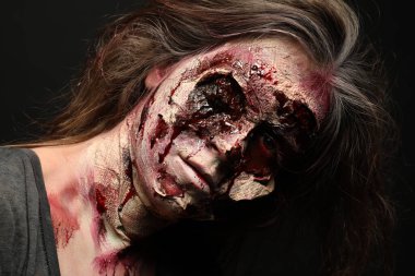 Karanlık arka planda korkunç bir zombi, yakın plan. Cadılar Bayramı canavarı