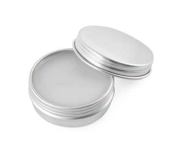 Bir dudak kremi beyaza izole edilmiş. Kozmetik ürünü