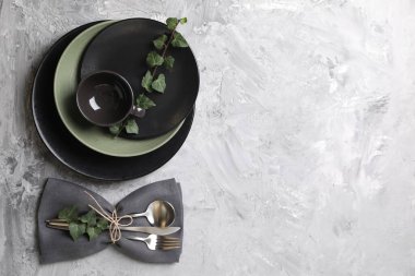 Masa dekorları çok şık. Tabaklar, çatal bıçak takımı, peçete ve çiçek dekoru, metin için üst görünüm