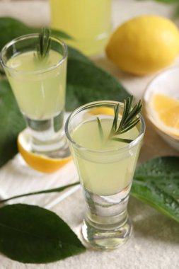 Biberiyeli ve yeşil yapraklı lezzetli limoncello likörü, yakın plan.