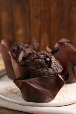 Lezzetli çikolatalı kekler masada, yakın çekim manzaralı.