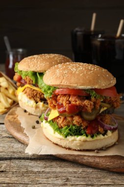 Tahta masada çıtır çıtır tavuk köfteli lezzetli hamburgerler.