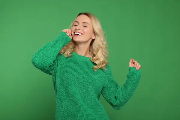 Gelukkig Vrouw Stijlvolle Warme Trui Groene Achtergrond — Stockfoto