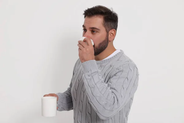 Hombre Enfermo Con Taza Bebida Tejido Sonándose Nariz Sobre Fondo —  Fotos de Stock