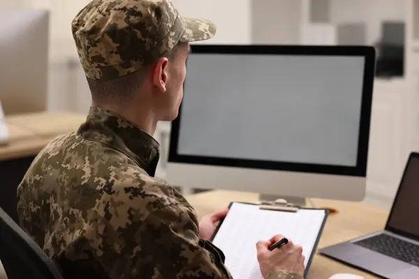 Військова Служба Солдат Кишені Працює Столом Офісі — стокове фото