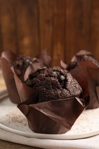 Leckere Schokoladenmuffins Auf Dem Tisch Nahaufnahme — Stockfoto