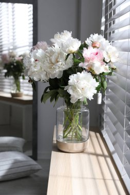 Pencere pervazında güzel şakayık çiçekleri.