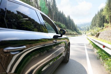 Asfalt yolda modern siyah araba.